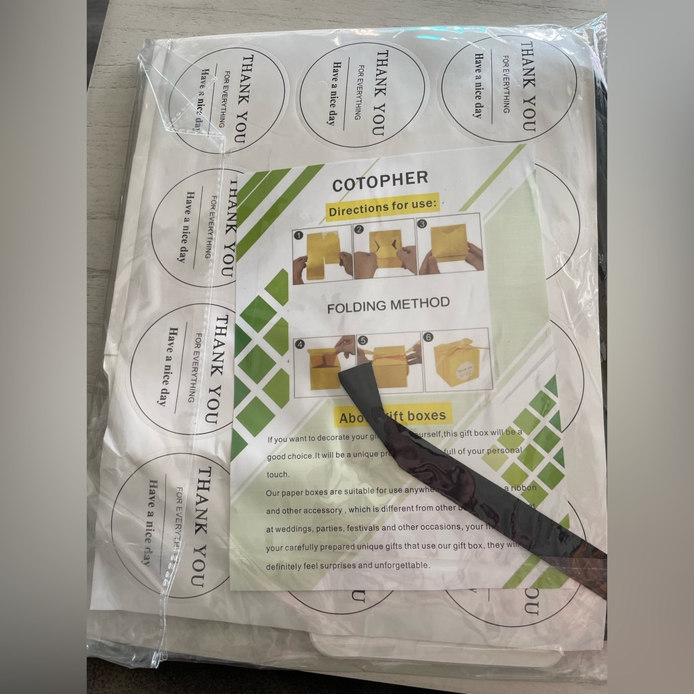 Set of 12 thank you boxes with stickers and ribbons